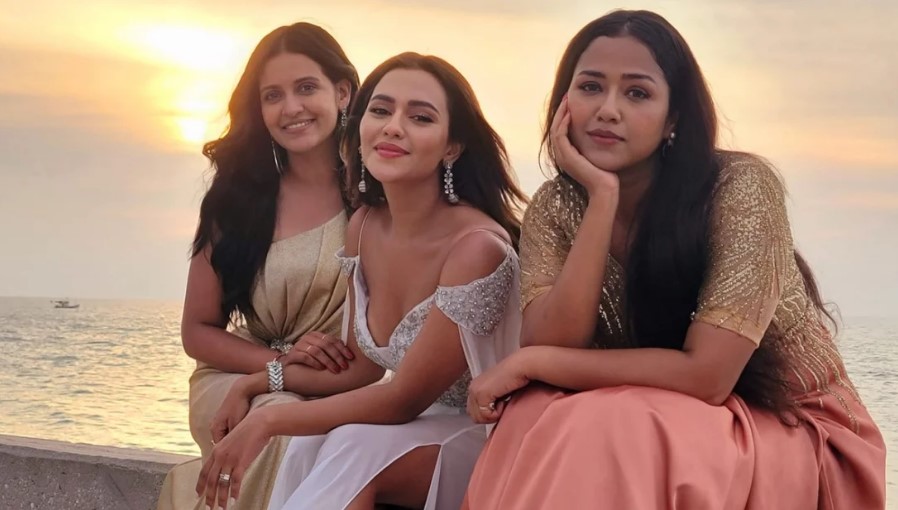 এক ফ্রেমে তিন তারকা