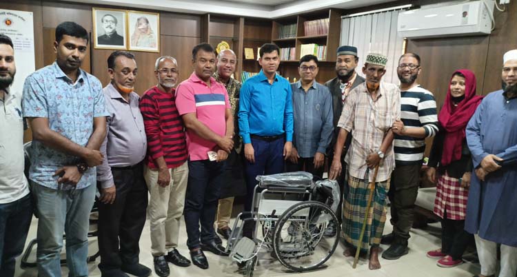 হাজিপুর সোসাইটির পক্ষ থেকে হুইল চেয়ার উপহার