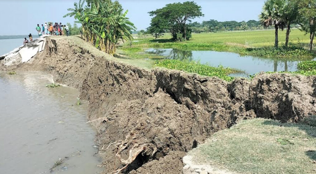 আন্ধারমানিক নদীতে গিলে খাচ্ছে বাঁধ