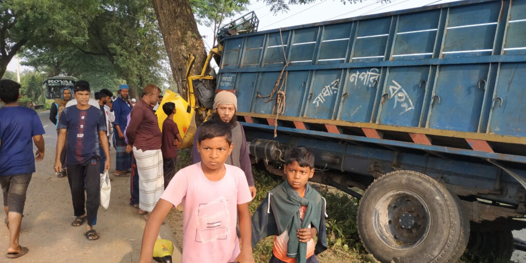 ট্রাক নিয়ন্ত্রণ হারিয়ে ২ জন নিহত, ৭ গরুর মৃত্যু
