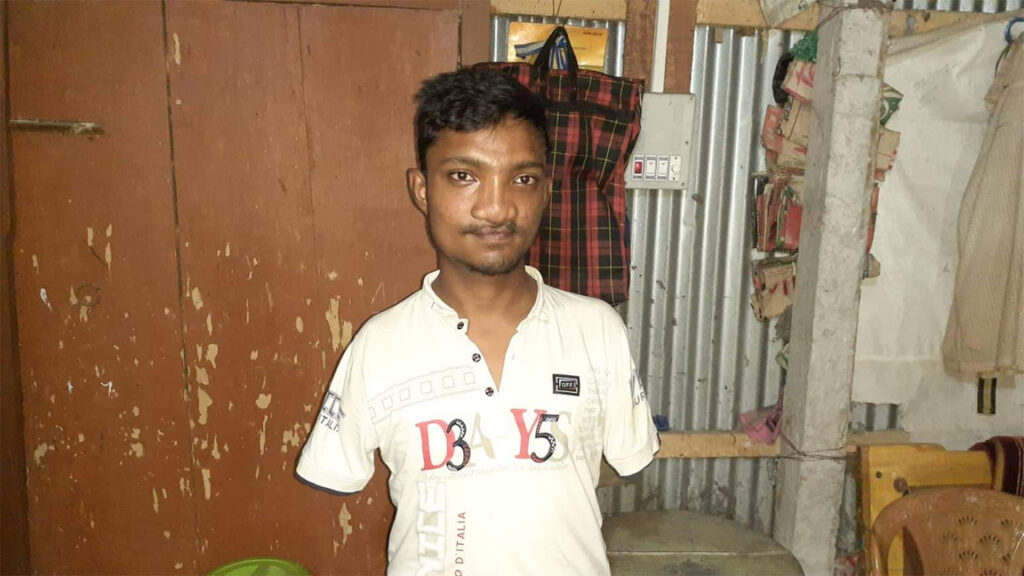 পায়ে লিখেই গোল্ডেন জিপিএ-৫ পেল অদম্য মানিক