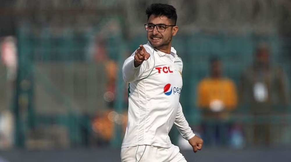 ১১ উইকেট নিয়ে অভিষেক রাঙালেন ‘হ্যারি পটার’
