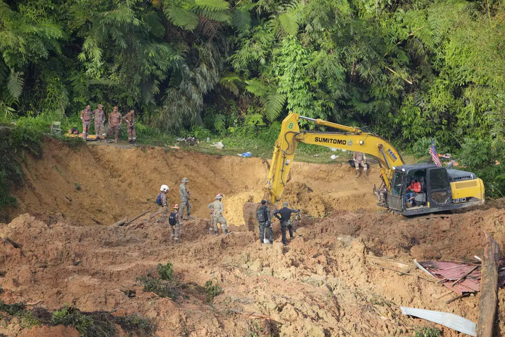 মালয়েশিয়ায় ক্যাম্প এলাকায় ভূমিধসে নিহত ২১