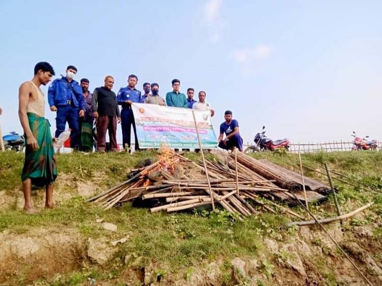 কন্ঠিনালা নদী থেকে সাত হাজার মিটার কারেন্ট জাল জব্দ করে পুড়িয়ে দেওয়া হয়েছে  