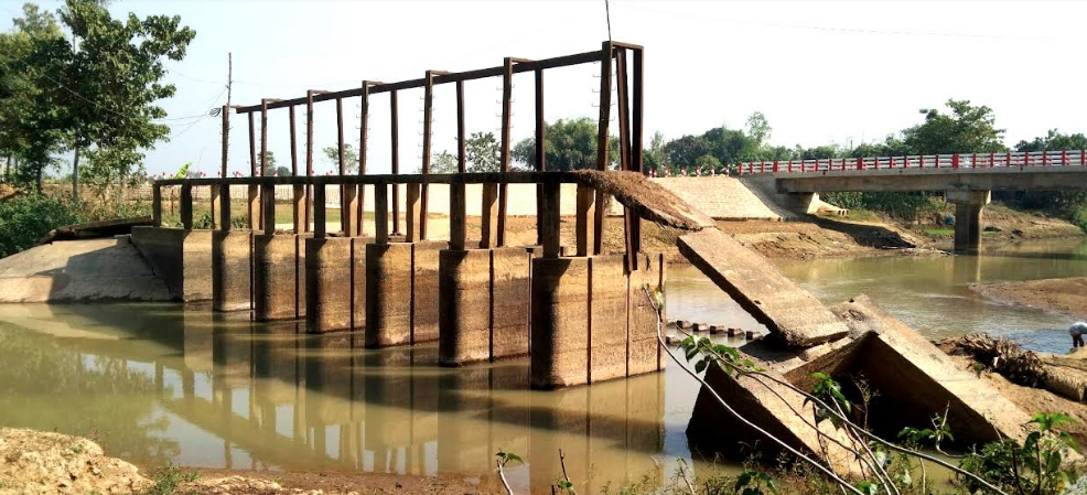 কৃষকদের কোন কাজেই আসছে না ঝিনাইগাতীতে পাউবো’র বিধ্বস্ত স্লুইচ গেইট