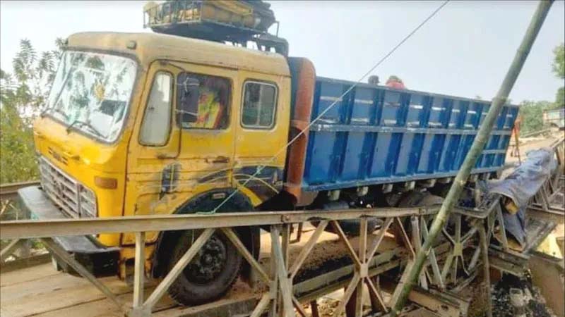 ধলাই নদীর চৈত্রঘাট সেতু ফের বিধ্বস্ত; যান চলাচল বন্ধ