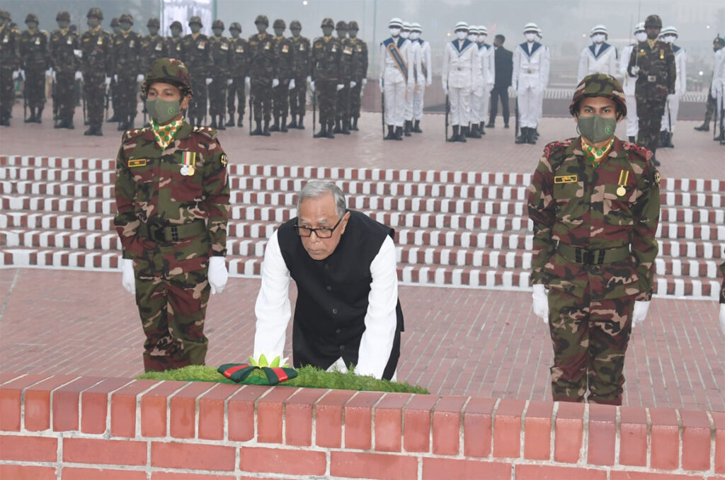 বিজয় দিবস: মুক্তিযুদ্ধের শহীদদের প্রতি রাষ্ট্রপতি ও প্রধানমন্ত্রীর শ্রদ্ধা