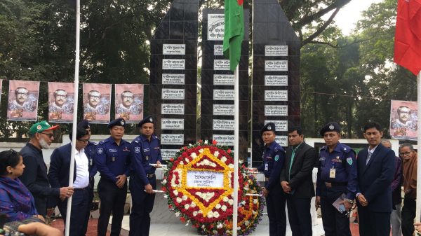 স্থানীয় শহীদ দিবস উপলক্ষ্যে জেলা পুলিশের শ্রদ্ধাঞ্জলি