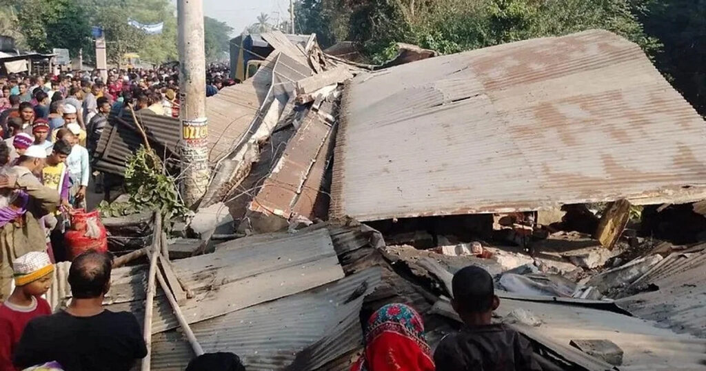 যশোরে নিয়ন্ত্রণ হারিয়ে কাভার্ডভ্যান খাবার দোকানে, বাবা-ছেলেসহ নিহত ৫