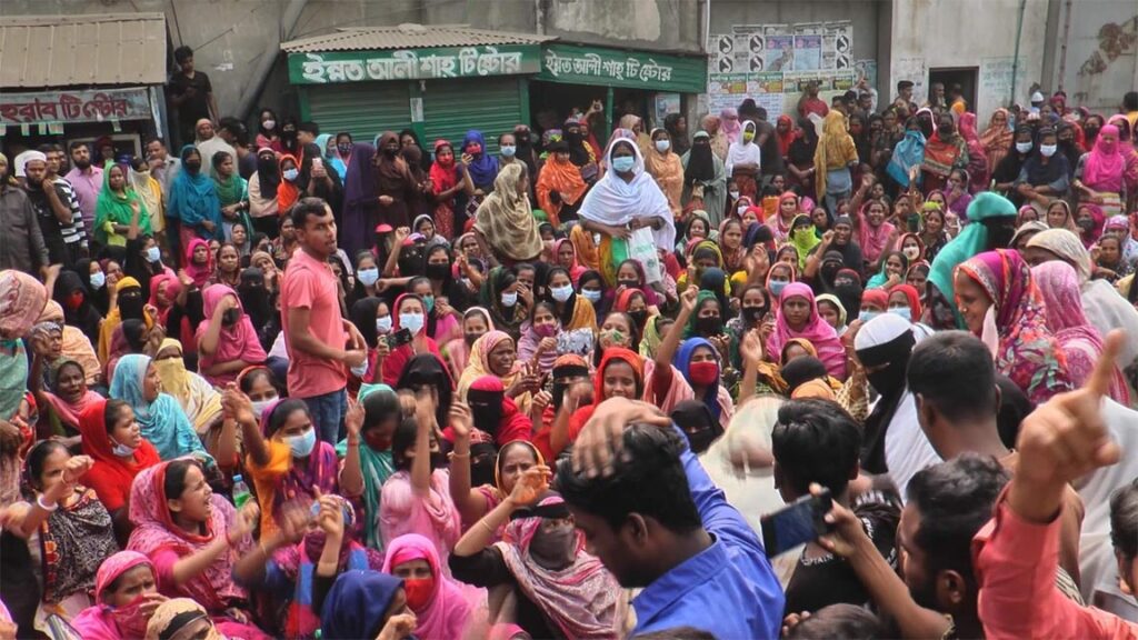 পোশাক কারখানা বন্ধ ঘোষণা করায় শ্রমিকদের বিক্ষোভ