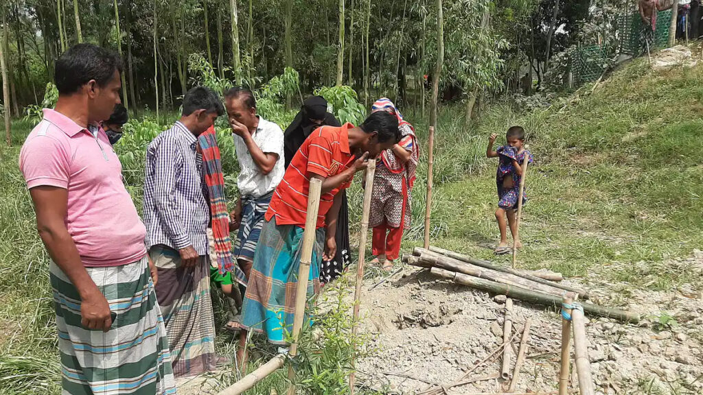 মানিকগঞ্জে কবরস্থান থেকে কঙ্কাল চুরির অভিযোগ