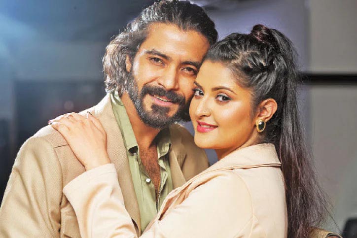 নাটকীয়তার পর আবারও রাজ-পরী এক ছাদের নিচে