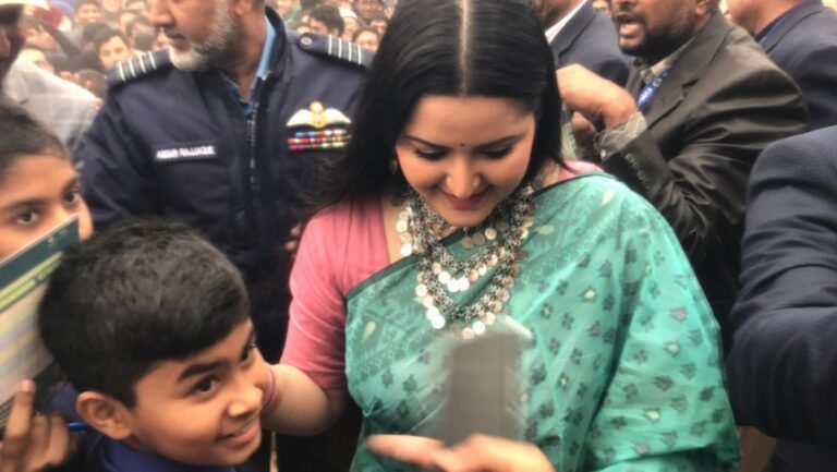 শীতের সকালে স্কুলে হাজির নায়িকা পরী