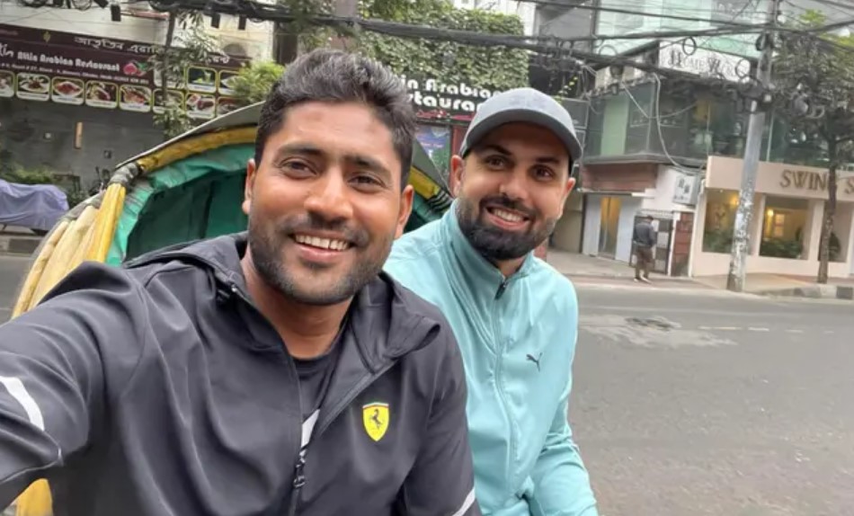 ঢাকার রাস্তায় ঘুরে বেড়াচ্ছেন মোহাম্মদ নবি