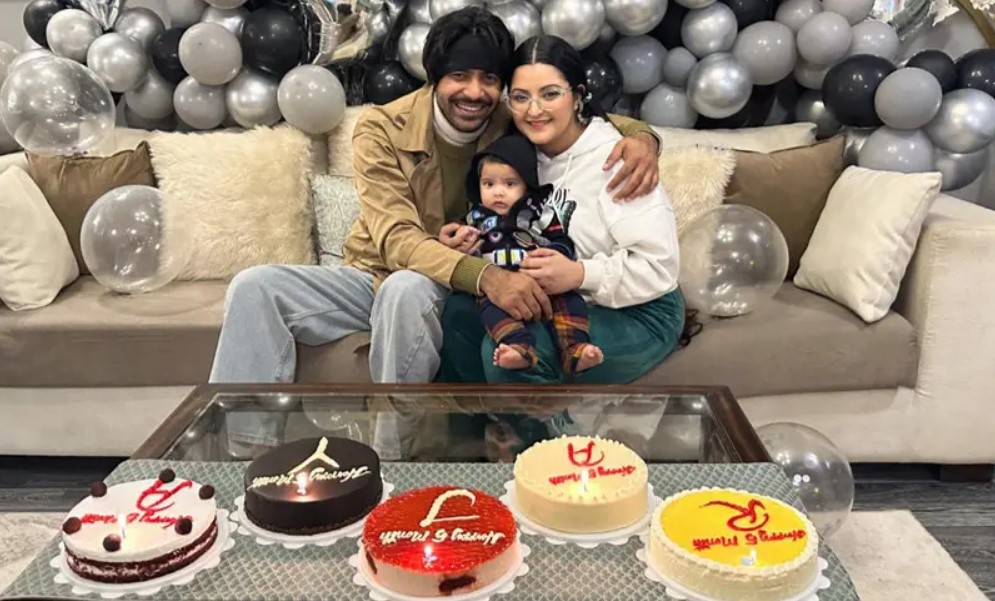 সুখী পরিবারের ছবি দিলেন রাজ