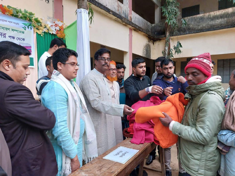 শীতার্তদের পাশে ছাত্রলীগের সাবেক নেতা এস এম জাকির