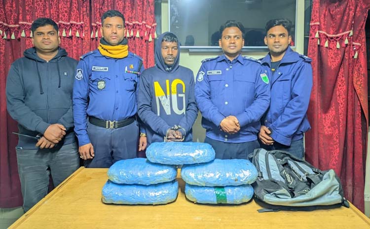 গাঁজাসহ মাদক ব্যবসায়ী আটক