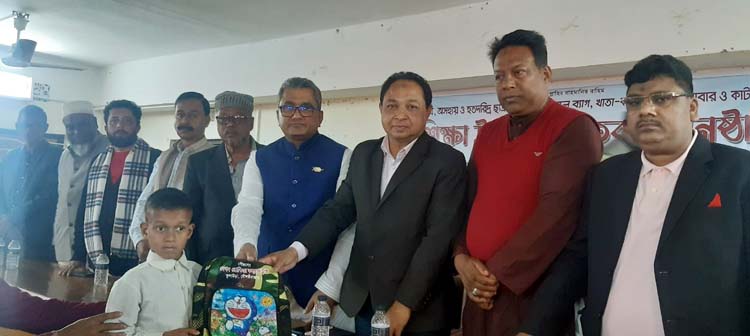 কুলাউড়া দরিদ্র শিক্ষার্থীদের মাঝে বেগম রোকিয়া কল্যাণ ট্রাস্টের শিক্ষা উপকরণ বিতরণ