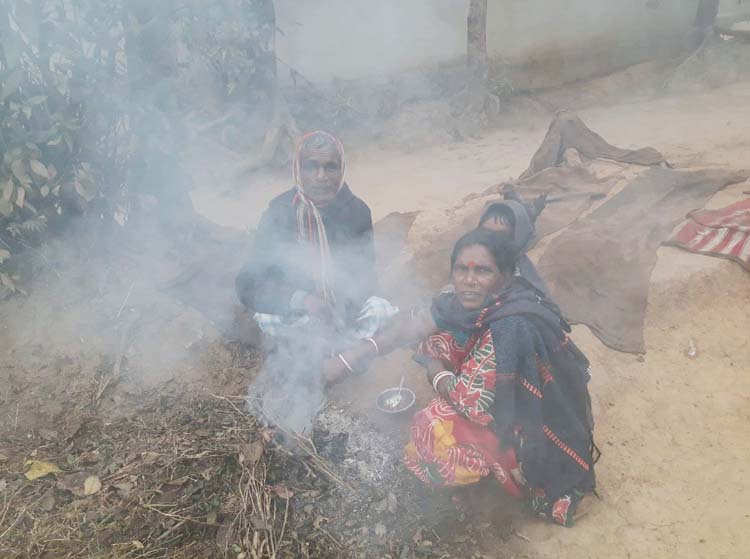 হাড় কাঁপানো শীতে কাবু চা শ্রমিকসহ নিম্নআয়ের লোকেরা