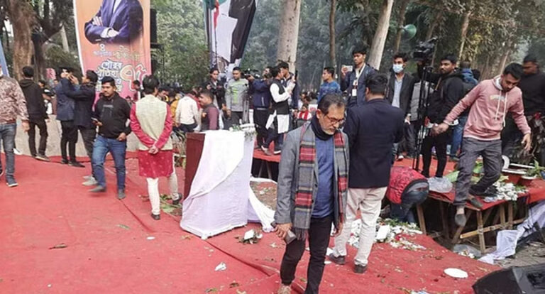 নেতাদের ভিড়ে ভেঙে পড়েছে ছাত্রলীগের অনুষ্ঠান মঞ্চ, আহত অন্তত ৮ জন