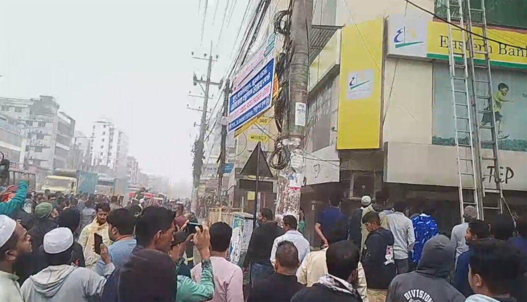 চট্টগ্রামে ইস্টার্ন ব্যাংকের আগুন নিয়ন্ত্রণে