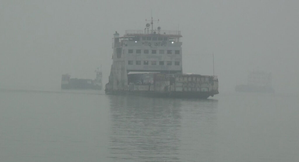 পাটুরিয়া-দৌলতদিয়া ও আরিচা-কাজিরহাট নৌপথে ১১ ঘন্টা পর ফেরি চলাচল স্বাভাবিক