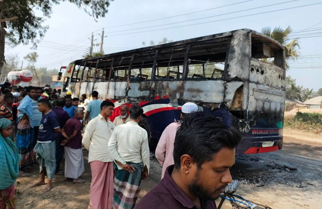 বগুড়ায় বাসচাপায় শিশুসহ ৫ জন নিহত