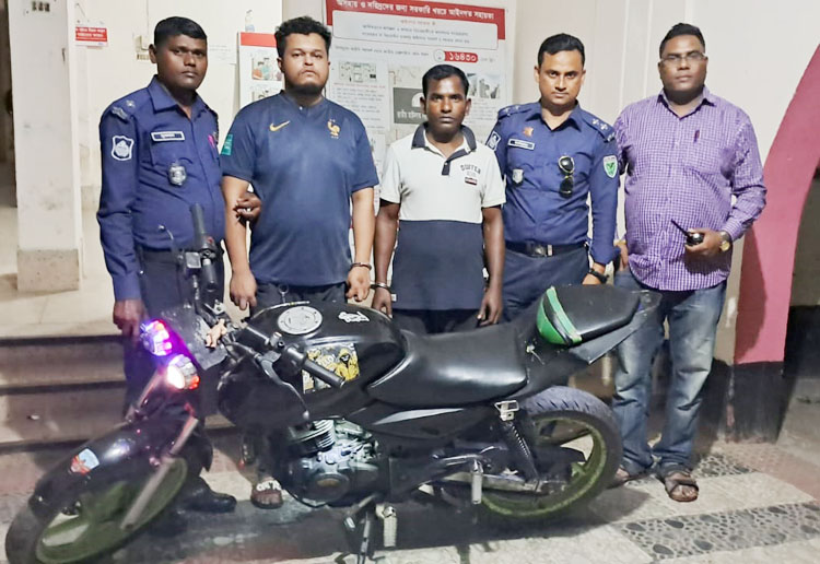 জুয়ার আসর থেকে জুয়া খেলার সরঞ্জাম ও চোরাই মোটরসাইকেলসহ আটক – ২ 