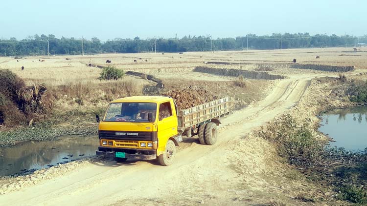 কুলাউড়ায় কৃষি জমির উর্বর মাটি যাচ্ছে ইটভাটায় উর্বরতা হারাচ্ছে শত শত একর কৃষি জমি