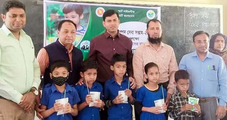 কুলাউড়ায় প্রাণিসম্পদ সেবা সপ্তাহে তিন শতাধিক শিক্ষার্থীকে খাওয়ানো হল দুধ-ডিম