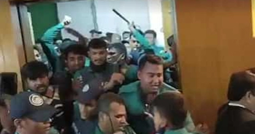 আদালত চত্বরে পুলিশের লাঠিচার্জে ১০ সাংবাদিক ও আইনজীবী আহত
