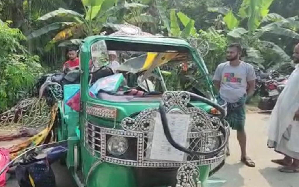 কাভার্ডভ্যান চাপায় নিহত ৩