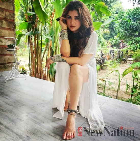 নাচতে গিয়ে উড়ে গেলো শ্রাবন্তীর পোশাক