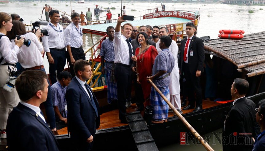 তুরাগে নৌকা ভ্রমণ করলেন প্রেসিডেন্ট ম্যাক্রোঁ