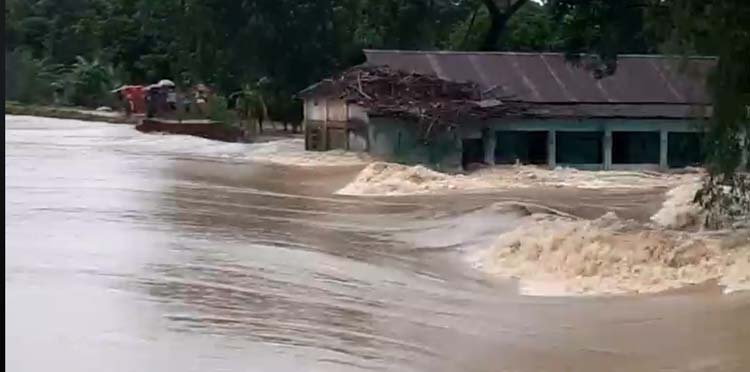 মৌলভীবাজারে নতুন করে প্লাবিত  শতাধিক গ্রাম   উৎকণ্ঠায় পানিবন্দী ৪ লক্ষাধিক মানুষ