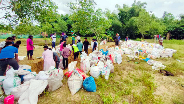 কুলাউড়ায় স্বেচ্ছাশ্রমে মনু নদীর প্রতিরক্ষা বাঁধ সংস্কার