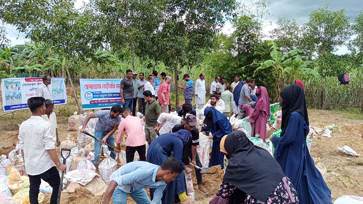 মনু নদীর বাঁধ সংস্কারে স্বেচ্ছাশ্রমে এগিয়ে এলো শিক্ষার্থীরা