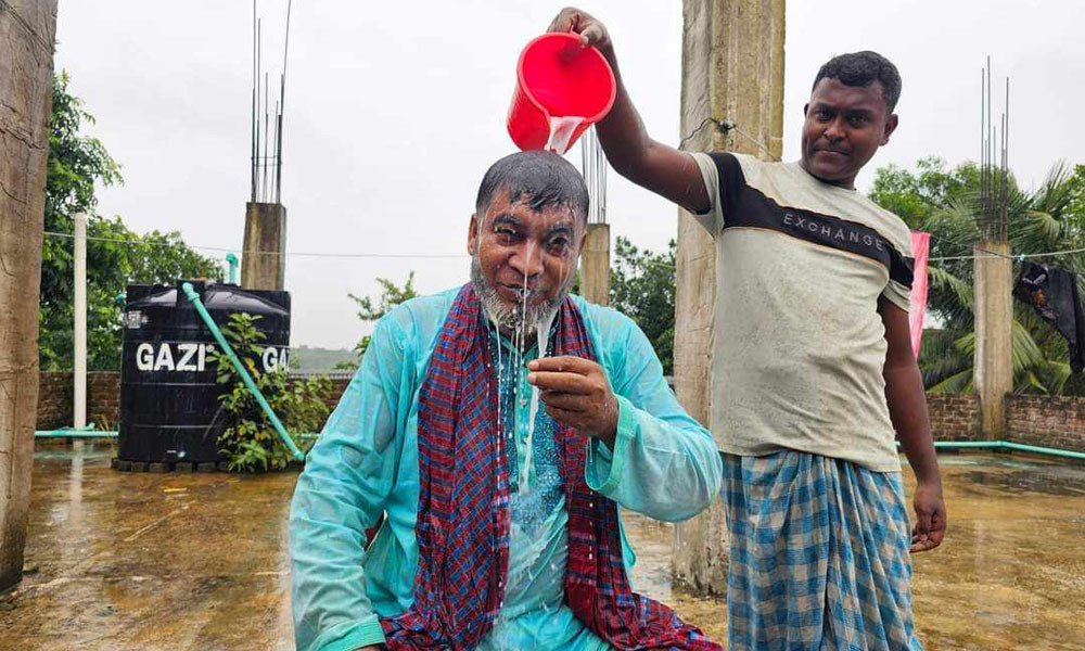 আ. লীগ ছেড়ে দুধ দিয়ে গোসল করলেন ইউপি চেয়ারম্যান