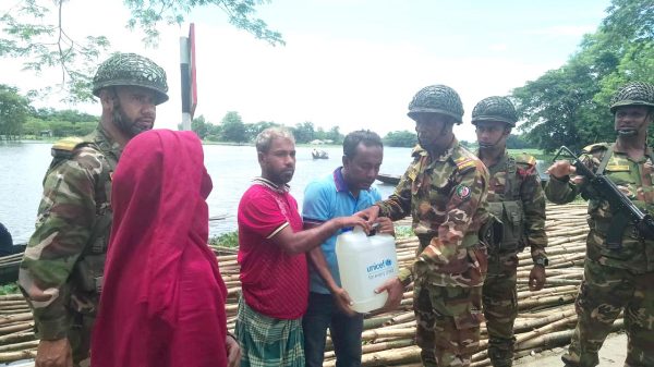 বড়লেখায় বন্যার্তদের মাঝে ভ্রাম্যমাণ ওয়াটার ট্রিটমেন্ট প্ল্যান্টের মাধ্যমে বিশুদ্ধ পানি সরবরাহ