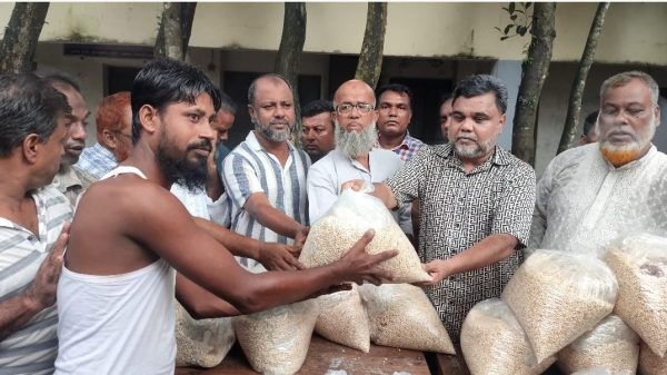 জুড়ীতে বন্যার্ত মানুষের মাঝে বিএনপির ত্রাণ সামগ্রী বিতরণ