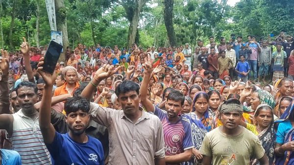 জুড়ীতে বেতন বন্ধের ঘোষণার প্রতিবাদে চা-শ্রমিকদের আন্দোলন