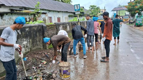 কুলাউড়ায় প্রতিকুল আবহাওয়ার মধ্যেও থেমে নেই পরিচ্ছন্নতা কার্যক্রম