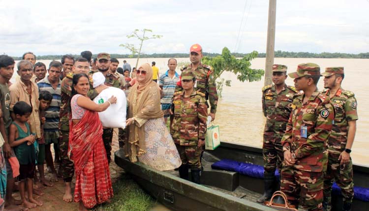 কুলাউড়ায় দুর্গতদের মাঝে সেনাবাহিনীর ত্রাণ বিতরণ