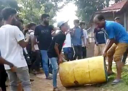 কুলাউড়ায় মদের পাট্টা গুড়িয়ে দিল এলাকাবাসীসহ ছাত্র জনতা