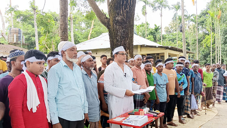 কুলাউড়ায় মাথায় কাফনের কাপড় বেঁধে শতবর্ষী মসজিদ সম্প্রসারণের দাবিতে অবস্থান কর্মসূচি