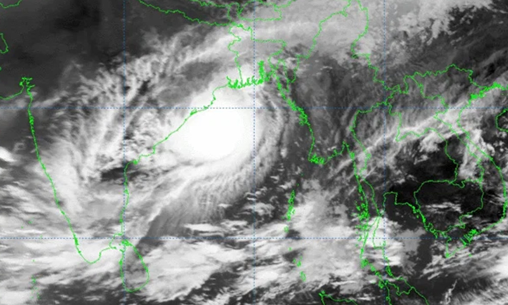 দানা আঘাত হানতে পারে মধ্যরাতে, ১৪ জেলা জলোচ্ছ্বাসের আভাস