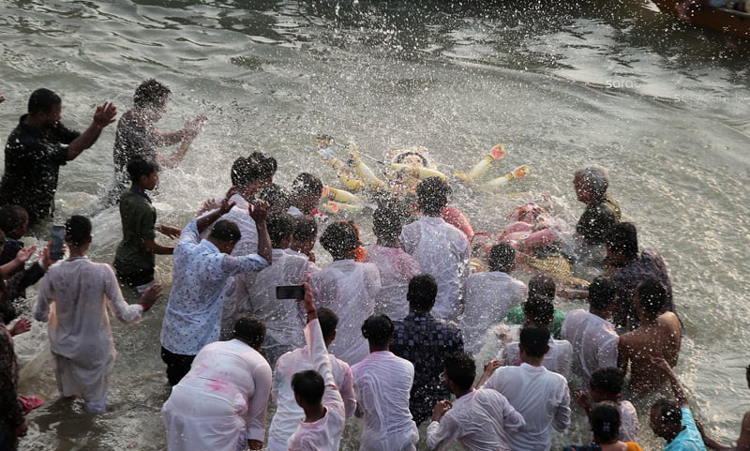 কুলাউড়ায় প্রতীমা বিসর্জনের মধ্যদিয়ে শারদীয় দুর্গোৎসবের সমাপ্ত