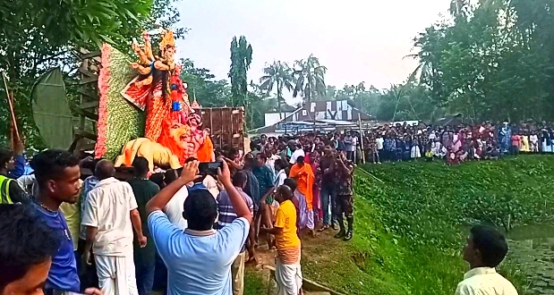 বড়লেখায় প্রতীমা বিসর্জনের মধ্যদিয়ে শারদীয় দুর্গোৎসবের সমাপ্তি