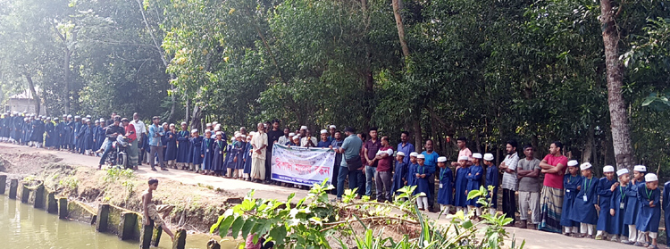 কুলাউড়ায় ভাঙ্গা সড়ক মেরামতের দাবিতে এলাকাবাসীর মানববন্ধন