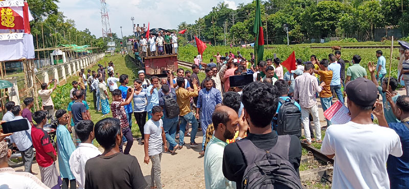 কুলাউড়ায় ৮দফা দাবিতে ট্রেন আটকে দিল আন্দোলনকারীরা